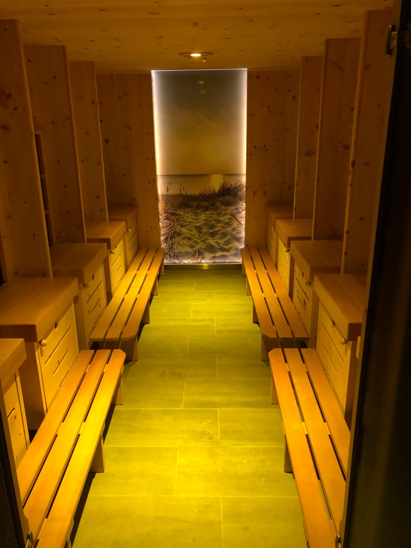 Infrarotsauna aus Zirbenholz für viele Personen