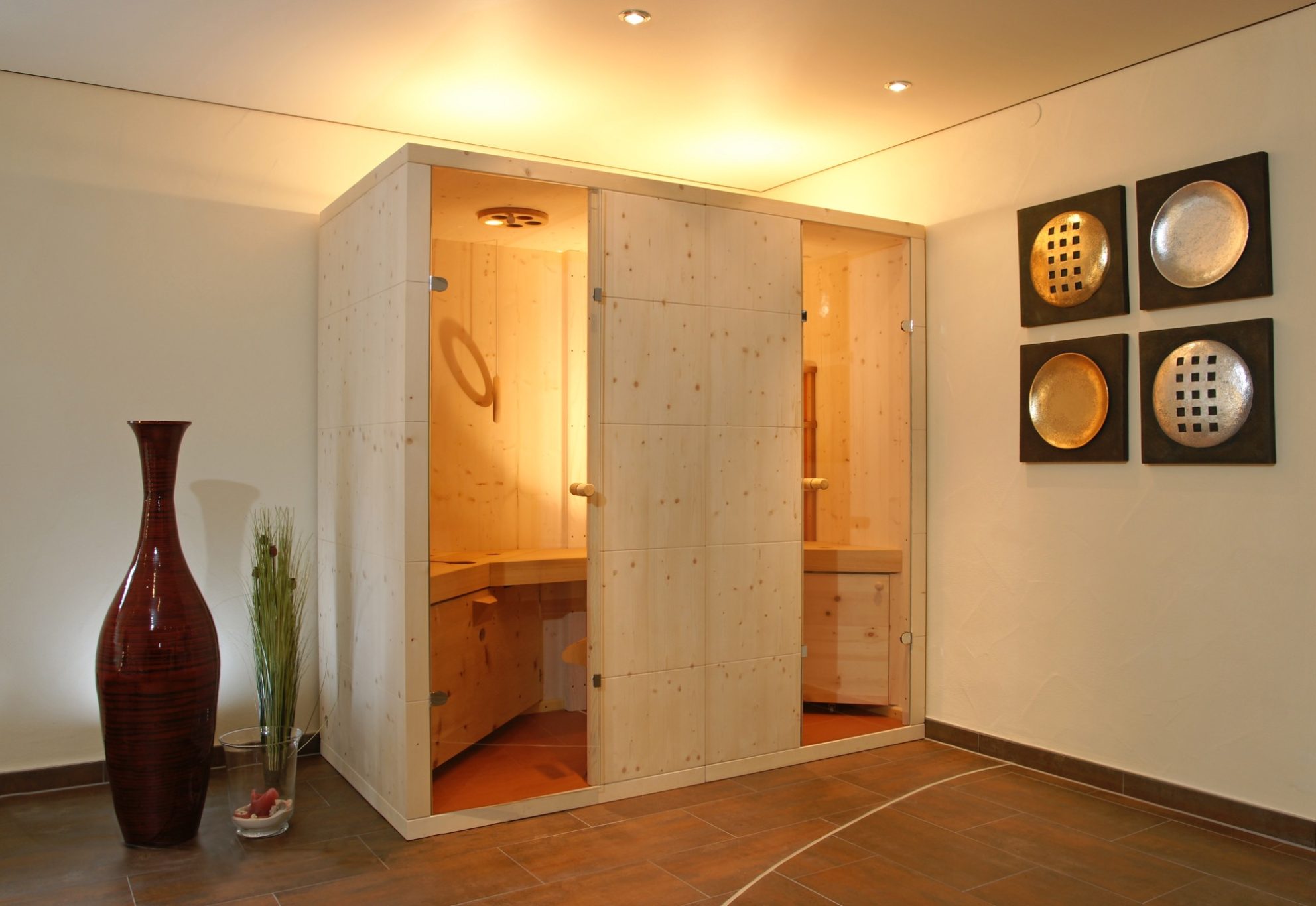 Modernes Badezimmer mit Holzpaneelen, Badezimmermöbel und dekorativen Wandplatten.